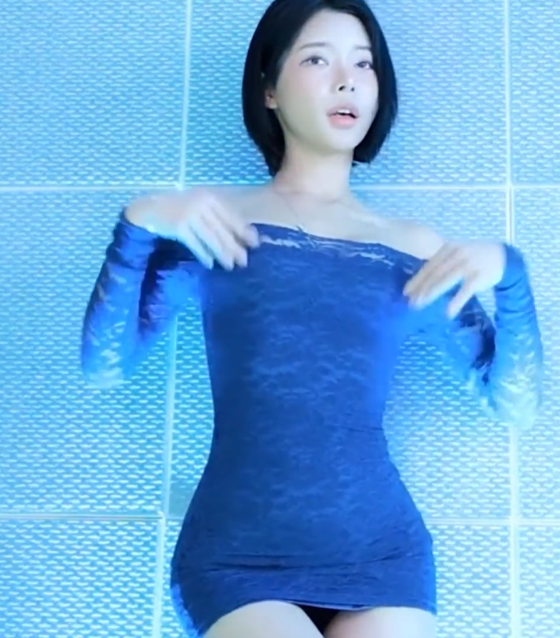 은유화 '24시간이 모자라' 라인이 적나라한 파란 레이스 시스루