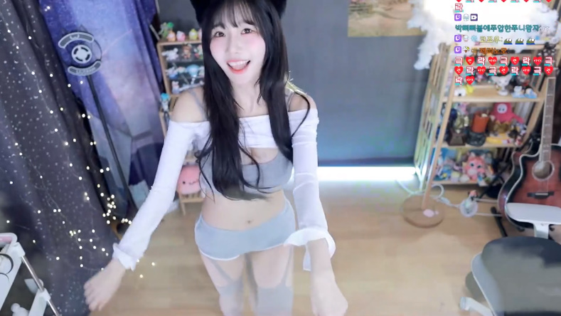 수련수련 회색 돌핀 입고 오토바이 추는 바운스