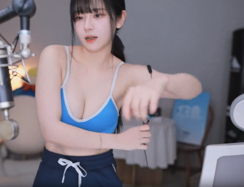 쵸단 파란색 스포츠브라 최고점 찍은 미모 뽀얀 가슴골 레전드