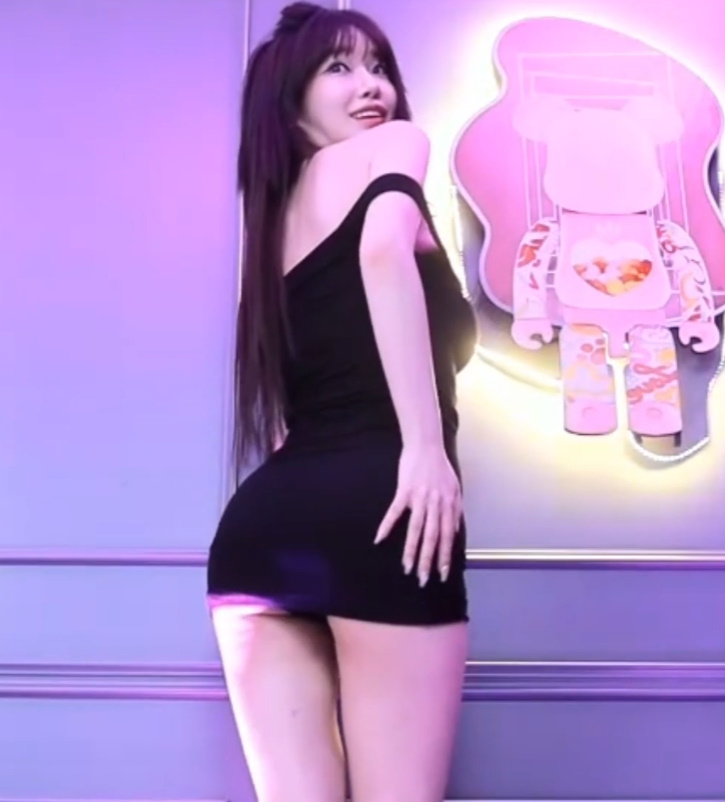 #과즙세연 검은색 오프숄더 초미니 원피스 뒤태